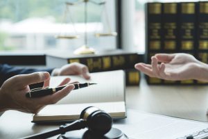 the lawyer providing legal consult business dispute service at the office